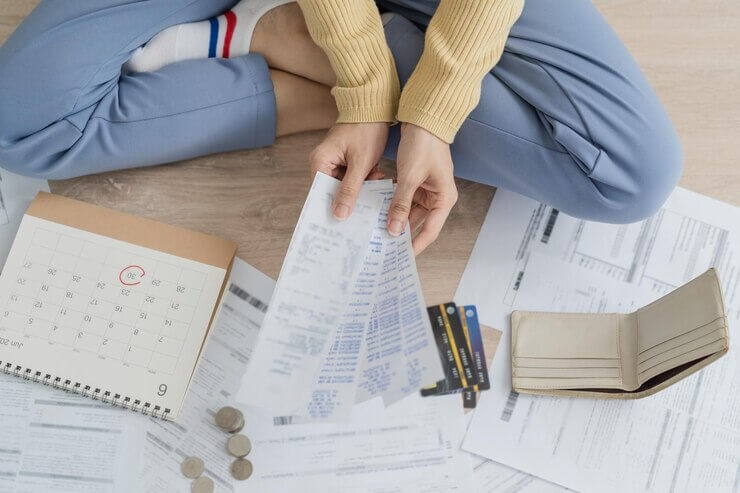 mulher calculando como fazer fluxo de caixa
